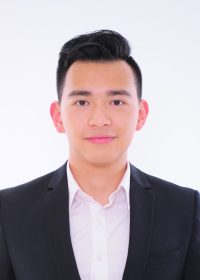 2026年度热播古装权谋电视剧官方海报，精美服化道设计，主角立于宫廷大殿前，画面金碧辉煌、气势恢宏